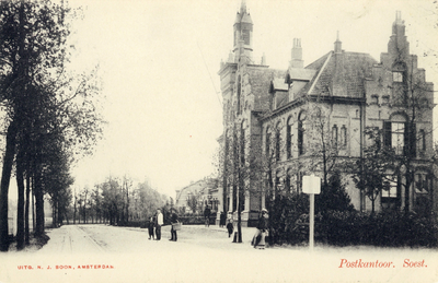 14310 Gezicht in de Rijksstraatweg te Soestdijk (gemeente Soest) uit het noordwesten; met rechts de voor- en ...